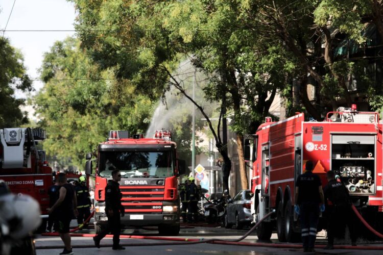 Πυροσβέστες στην επιχείρηση κατάσβεσης της φωτιάς που ξέσπασε σε κατάστημα στην Αχαρνών, Παρασκευή 2 Σεπτεμβρίου 2022. (Φωτ.: Eurokinissi/Γιάννης Παναγόπουλος)