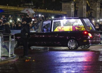 Η νεκροφόρα που μεταφέρει τη σορό της βασίλισσας Ελισάβετ μπαίνει στα ανάκτορα του Μπάκιγχαμ (Φωτ.: EPA/Olivier Hoslet)