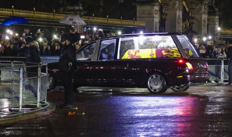 Η νεκροφόρα που μεταφέρει τη σορό της βασίλισσας Ελισάβετ μπαίνει στα ανάκτορα του Μπάκιγχαμ (Φωτ.: EPA/Olivier Hoslet)