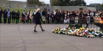 Η Ρώμα Σιάχου ενώ καταθέτει στεφάνι στο Μνημείο Πεσόντων της Αυστραλίας, την 25η Μαρτίου