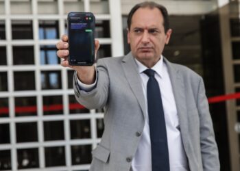 Ο πρώην υπουργός Χρήστος Σπίρτζης δείχνει ύποπτο link στο κινητό του μετά την κατάθεση μηνυτήριας αναφοράς στον εισαγγελέα του Αρείου Πάγου Ισίδωρο Ντογιάκο για απόπειρα παγίδευσης της συσκευής του(Φωτ.: Eurokinissi/Γιάννης Παναγόπουλος)