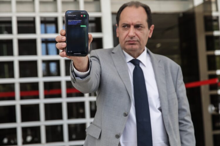 Ο πρώην υπουργός Χρήστος Σπίρτζης δείχνει ύποπτο link στο κινητό του μετά την κατάθεση μηνυτήριας αναφοράς στον εισαγγελέα του Αρείου Πάγου Ισίδωρο Ντογιάκο για απόπειρα παγίδευσης της συσκευής του(Φωτ.: Eurokinissi/Γιάννης Παναγόπουλος)
