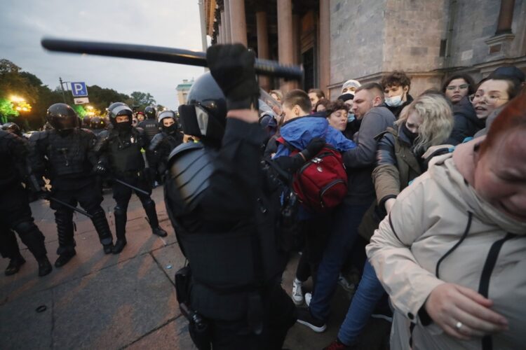 Διαμαρτυρία στην Αγία Πετρούπολη κατά της απόφασης Πούτιν για επιστράτευση (Φωτ.: EPA/Anatoly Maltsev)