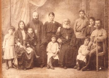 Η οικογένεια του πατρός Θωμά Σταμπουλίδη και της πρεσβυτέρας Ολυμπίας, το γένος Δεμουρτζίδη (φωτ.: Αρχείο οικογένειας Πέτρου Ιωαννίδη)