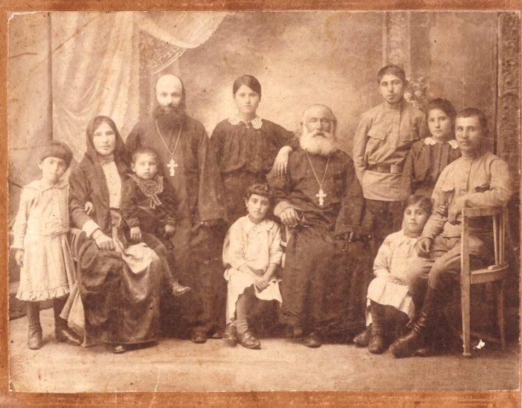 Η οικογένεια του πατρός Θωμά Σταμπουλίδη και της πρεσβυτέρας Ολυμπίας, το γένος Δεμουρτζίδη (φωτ.: Αρχείο οικογένειας Πέτρου Ιωαννίδη)