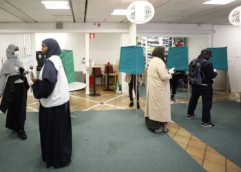Ψηφοφόροι προσέρχονται στις κάλπες που άνοιξαν μια μέρα νωρίτερα από τις γενικές εκλογές στη Σουηδία (Φωτ.: EPA/Ali Lorestani)