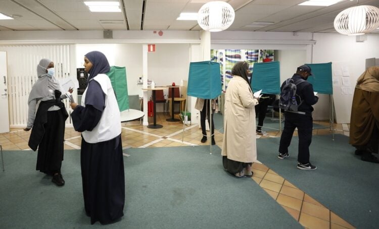Ψηφοφόροι προσέρχονται στις κάλπες που άνοιξαν μια μέρα νωρίτερα από τις γενικές εκλογές στη Σουηδία (Φωτ.: EPA/Ali Lorestani)