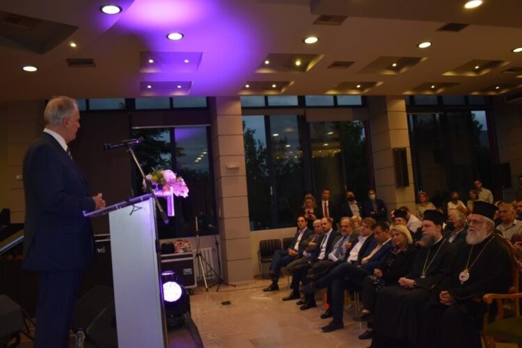 Ο πρόεδρος της Βουλής Κώστας Τασούλας μιλά στην εκδήλωση μνήμης για τη συμπλήρωση 100 ετών από τη Μικρασιατική Καταστροφή στο δημαρχείο Άνω Λιοσίων (Φωτ.: facebook.com/fyli.gr)