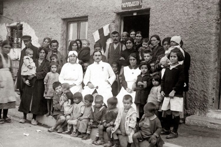 Κέντρο περίθαλψης στο θεραπευτήριο της Γενικής Αρμενικής
Ένωσης Αγαθοεργίας στο Παγκράτι το 1924 ή 1925 (φωτ.: Αρχείο περιοδικού «Αρμενικά» / Γραφείο Τύπου Δήμου Νίκαιας-Αγ. Ι. Ρέντη)