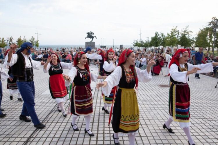 Χορούς από τις αλησμόνητες πατρίδες παρουσίασαν, την Κυριακή το απόγευμα, χορευτικά παραδοσιακά σχήματα από προσφυγικά σωματεία της Θεσσαλονίκης (φωτ.: ΑΠΕ-ΜΠΕ/ΔΗΜΟΣ ΘΕΣΣΑΛΟΝΙΚΗΣ /STR)
