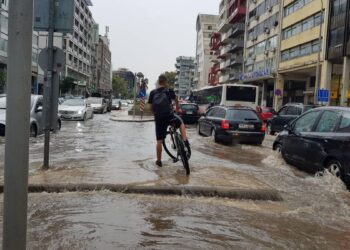 Ισχυρή καταιγίδα στη Θεσσαλονίκη μετέτρεψε δρόμους σε ποτάμια (Φωτ. ΑΠΕ-ΜΠΕ)