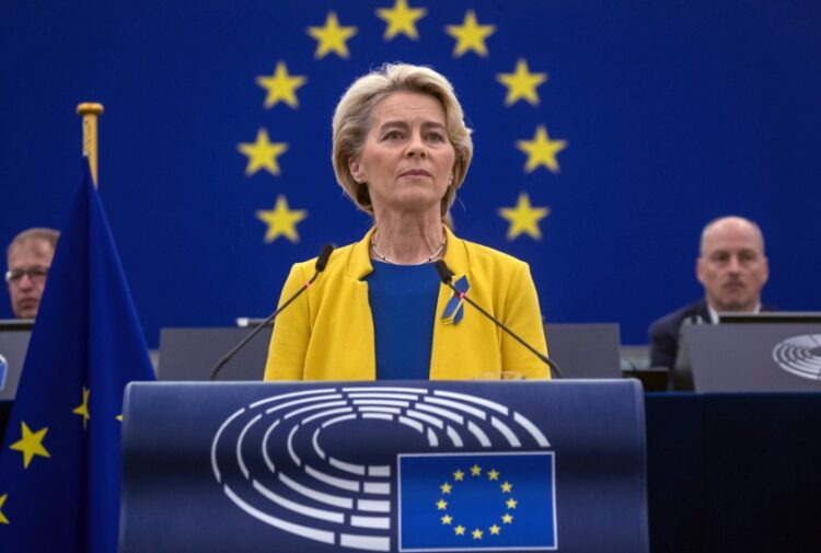 Η πρόεδρος της Ευρωπαϊκής Επιτροπής Ούρσουλα φον ντερ Λάιεν (φωτ.: EPA/CHRISTOPHE PETIT TESSON)