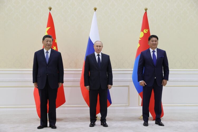 Οι πρόεδροι της Κίνας, της Ρωσίας και της Μογγολίας στη Διάσκεψη του Οργανισμού Συνεργασίας της Σανγκάης στο Ουζμπεκιστάν (Φωτ.: EPA/Sputnik/Alexandr Demyanchuk)