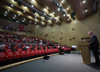 Ο Χουλουσί Ακάρ κατά τη διάρκεια ομιλίας σε στρατιωτική εκδήλωση (φωτ.: Twitter / T.C. Millî Savunma Bakanlığı)
