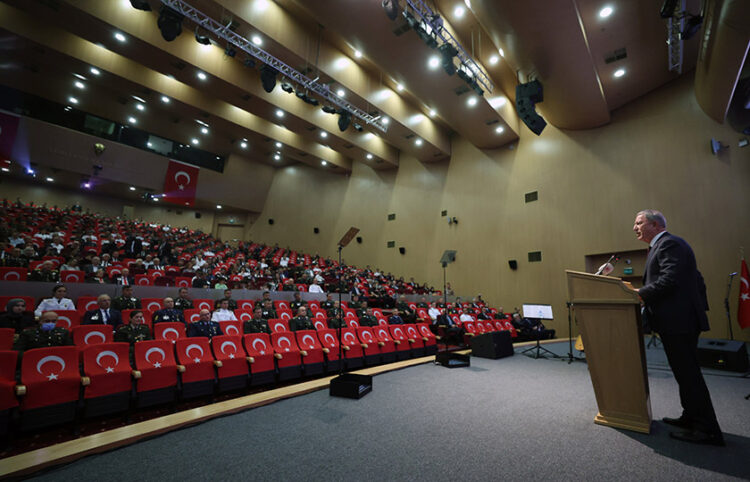 Ο Χουλουσί Ακάρ κατά τη διάρκεια ομιλίας σε στρατιωτική εκδήλωση (φωτ.: Twitter / T.C. Millî Savunma Bakanlığı)