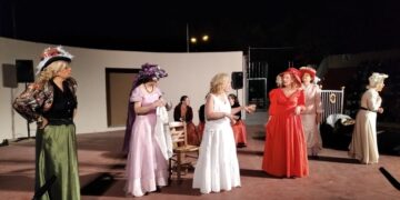 Σκηνή από τη θεατρική παράσταση «5 Μαρίες», του Αντώνη Παπαδόπουλου(φωτ.: Facebook.com/Ένωση Μαγνησίας Μ. Ασίας/Ματίνα Παπαγεωργίου)