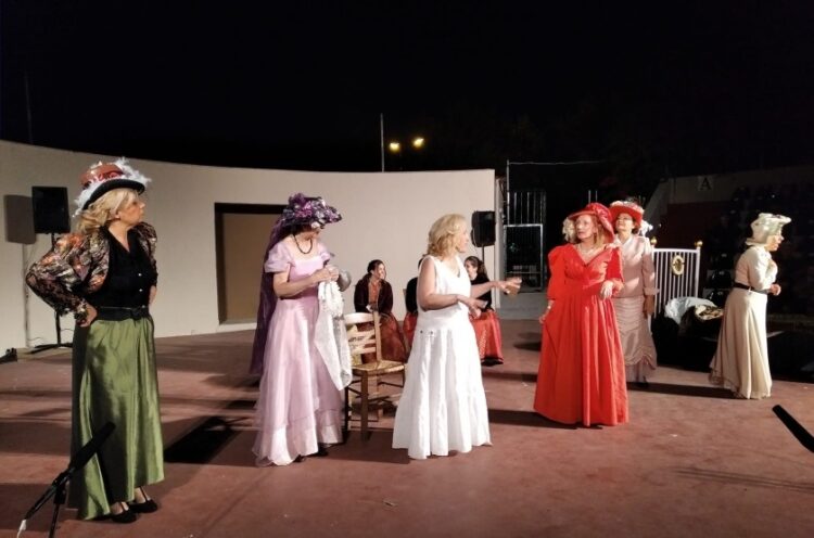 Σκηνή από τη θεατρική παράσταση «5 Μαρίες», του Αντώνη Παπαδόπουλου(φωτ.: Facebook.com/Ένωση Μαγνησίας Μ. Ασίας/Ματίνα Παπαγεωργίου)