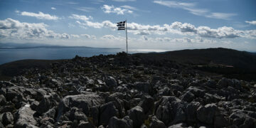 Χίος, ελληνική σημαία στο όρος Αίπος (φωτ.: EUROKINISSI / Μιχάλης Καραγιάννης)