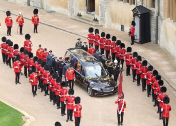 Στιγμιότυπο από την άφιξη του οχήματος με τη σορό της βασίλισσας στο Κάστρο του Ουίνσδορ (φωτ.: EPA/Cpl Nicholas Egan RAF/British Ministry of Defence/  MOD/CROWN COPYRIGHT)