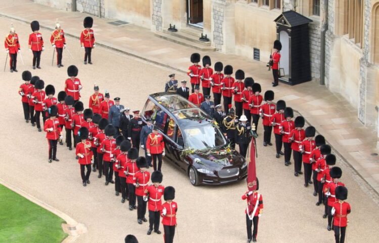 Στιγμιότυπο από την άφιξη του οχήματος με τη σορό της βασίλισσας στο Κάστρο του Ουίνσδορ (φωτ.: EPA/Cpl Nicholas Egan RAF/British Ministry of Defence/  MOD/CROWN COPYRIGHT)
