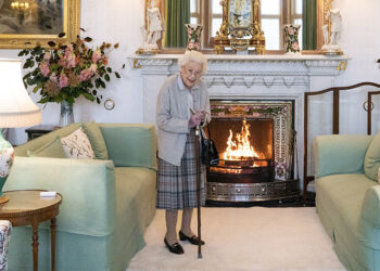 Από τις πιο πρόσφατες φωτογραφίες της Βασίλισσας Ελισάβετ, λίγο πριν από τη συνάντησή της με τη Λιζ Τρας (φωτ.: EPA / Andrew Milligan)