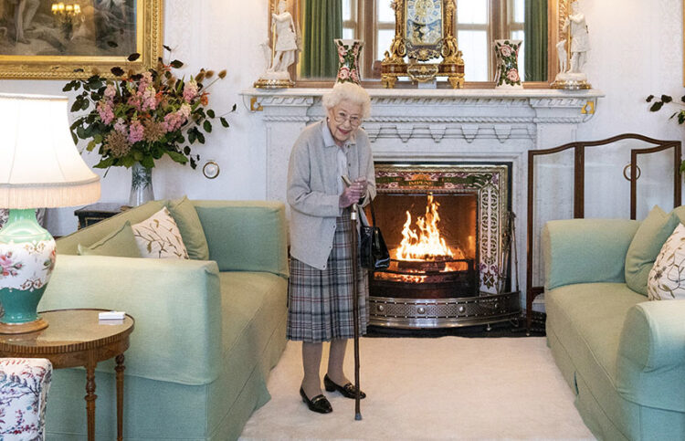 Από τις πιο πρόσφατες φωτογραφίες της Βασίλισσας Ελισάβετ, λίγο πριν από τη συνάντησή της με τη Λιζ Τρας (φωτ.: EPA / Andrew Milligan)
