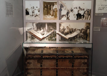 Τα εκκλησιαστικά βιβλία, μέρος των φωτογραφιών και το μπαούλο που εμπλούτισαν το μουσείο της Επιτροπής Ποντιακών Μελετών (φωτ.: ΕΠΜ)