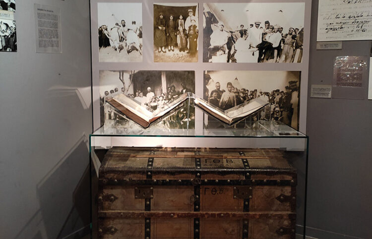 Τα εκκλησιαστικά βιβλία, μέρος των φωτογραφιών και το μπαούλο που εμπλούτισαν το μουσείο της Επιτροπής Ποντιακών Μελετών (φωτ.: ΕΠΜ)
