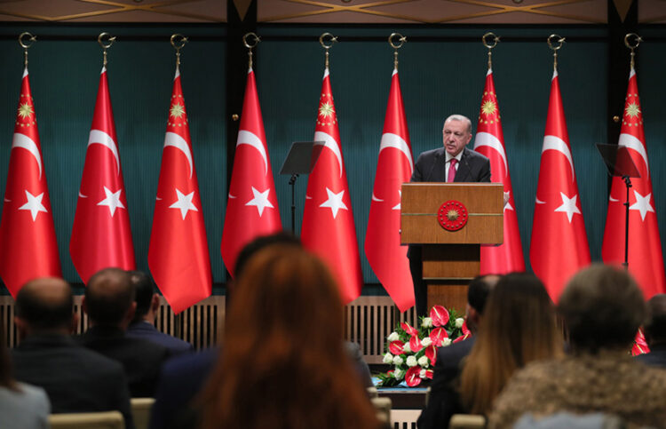 Ο Ρετζέπ Ταγίπ Ερντογάν σε συνέντευξη Τύπου μετά το τέλος υπουργικού συμβουλίου (φωτ.: Προεδρία της Δημοκρατίας της Τουρκίας)