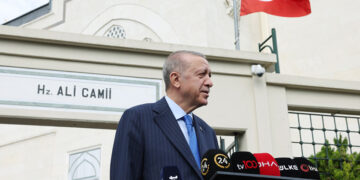 Ο πρόεδρος της Τουρκίας έξω από τζαμί της Κωνσταντινούπολης μετά την προσευχή της Παρασκευής (φωτ.: Προεδρία της Δημοκρατίας της Τουρκίας)