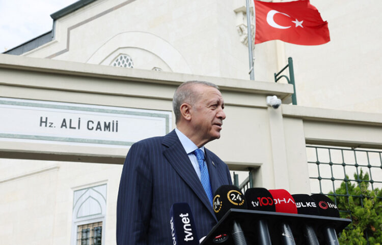 Ο πρόεδρος της Τουρκίας έξω από τζαμί της Κωνσταντινούπολης μετά την προσευχή της Παρασκευής (φωτ.: Προεδρία της Δημοκρατίας της Τουρκίας)