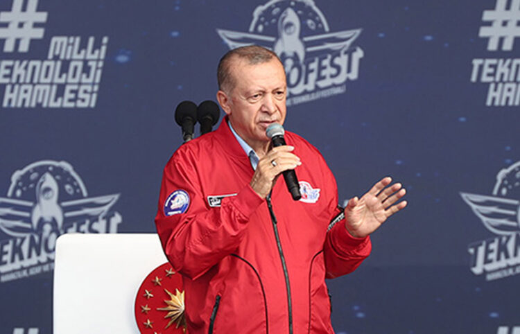 Ο Ρετζέπ Ταγίπ Ερντογάν κατά τη διάρκεια της ομιλίας του στο TEKNOFEST 2022 (φωτ.: Γραφείο Τύπου Προεδρίας της Δημοκρατίας της Τουρκίας)