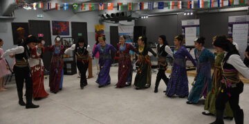 Χορευτές και χορεύτριες του «Φάρου» Αγίας Βαρβάρας στο Διεθνές Συνέδριο Action Art Leaders (φωτ.: Facebook / Σοφία Σαββίδου)