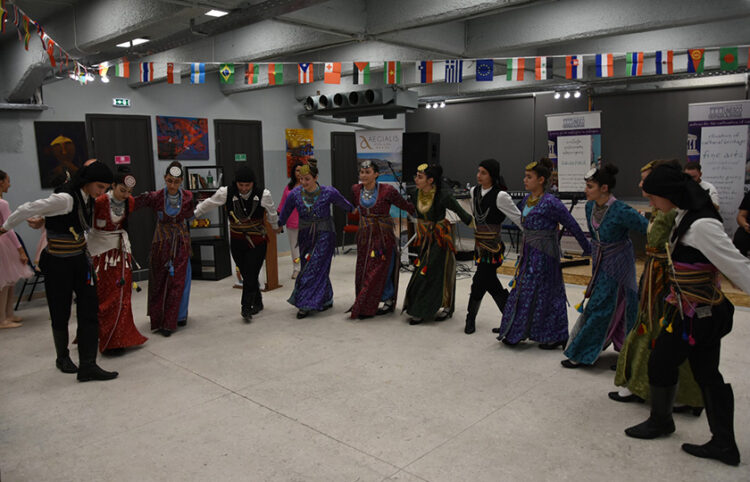 Χορευτές και χορεύτριες του «Φάρου» Αγίας Βαρβάρας στο Διεθνές Συνέδριο Action Art Leaders (φωτ.: Facebook / Σοφία Σαββίδου)