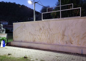 Tο μνημείο που βρίσκεται στην Καστοριά και είναι αφιερωμένο στη Γενοκτονία των Ποντίων και αριστερά η προτομή του Νίκου Καπετανίδη (φωτ.: Facebook / Οργάνωση Ποντίων Ν. Καστοριάς)