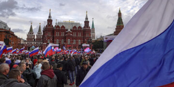Ρώσοι που υποστηρίζουν την προσάρτηση του Ντονμπάς στη Ρωσία, μπροστά από το Κρεμλίνο (φωτ.: EPA / Maxim Shipenkov)