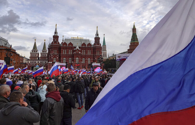 Ρώσοι που υποστηρίζουν την προσάρτηση του Ντονμπάς στη Ρωσία, μπροστά από το Κρεμλίνο (φωτ.: EPA / Maxim Shipenkov)