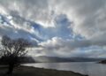 Σύννεφα πάνω από την λίμνη Πλαστήρα με φόντο τις κορυφές των Αγράφων πάνω από το χωριό Νεοχώρι. (φωτ.: EUROKINISSI / Θανάσης Καλλιάρας)