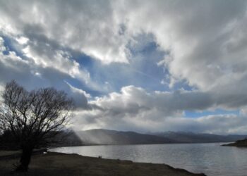 Σύννεφα πάνω από την λίμνη Πλαστήρα με φόντο τις κορυφές των Αγράφων πάνω από το χωριό Νεοχώρι. (φωτ. αρχείου: EUROKINISSI / Θανάσης Καλλιάρας)
