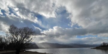 Σύννεφα πάνω από την λίμνη Πλαστήρα με φόντο τις κορυφές των Αγράφων πάνω από το χωριό Νεοχώρι. (φωτ.: EUROKINISSI / Θανάσης Καλλιάρας)