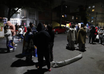 Κάτοικοι της Πόλης του Μεξικού στο δρόμο μετά τη δόνηση των 6,8 βαθμών (φωτ.: EPA / Sashenka Gutierrez)