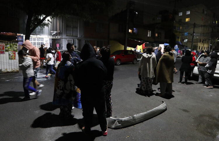 Κάτοικοι της Πόλης του Μεξικού στο δρόμο μετά τη δόνηση των 6,8 βαθμών (φωτ.: EPA / Sashenka Gutierrez)