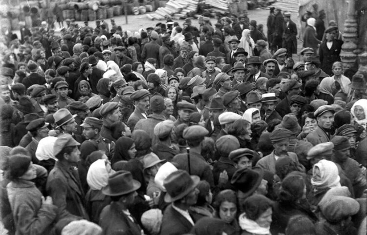 Άφιξη προσφύγων στο λιμάνι του Πειραιά, 1922 (φωτ.: Συλλογή Π. Πουλίδη / Αρχείο ΕΡΤ)