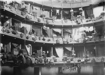 Οικογένειες προσφύγων εγκατεστημένες προσωρινά στο Δημοτικό Θέατρο Αθηνών, το 1922 (φωτ.: Συλλογή Π. Πουλίδη / Αρχείο ΕΡΤ)