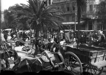 Προσωρινή εγκατάσταση προσφύγων σε πλατεία, 1922 (φωτ.: Συλλογή Π. Πουλίδη / Αρχείο ΕΡΤ)