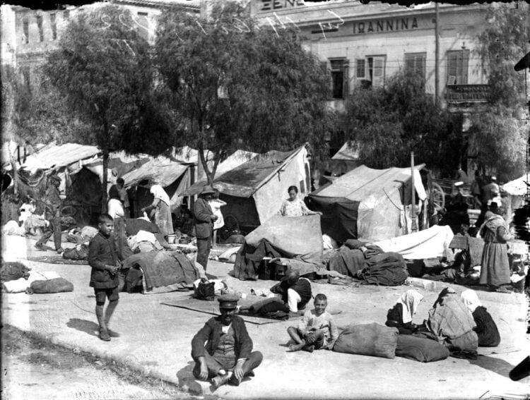 Προσωρινή εγκατάσταση προσφύγων, 1922 (φωτ.: Συλλογή Π. Πουλίδη / Αρχείο ΕΡΤ)