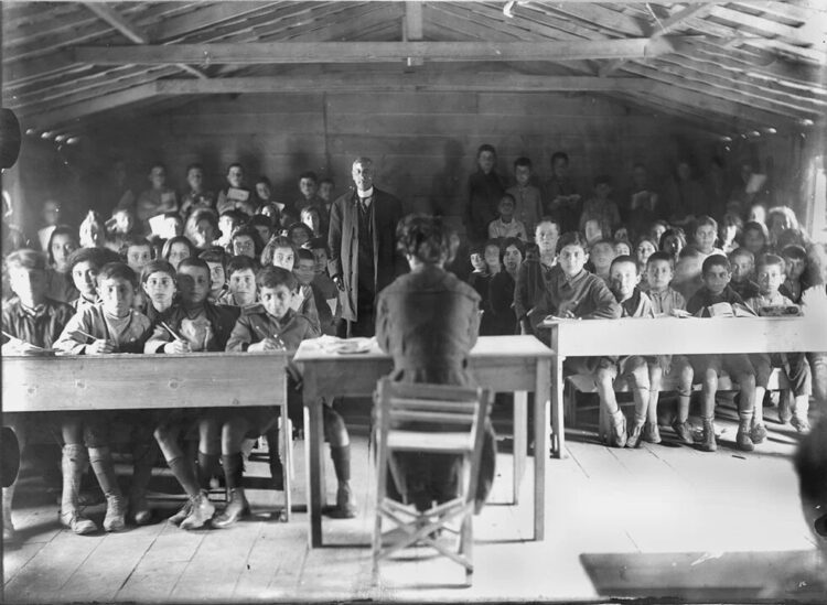 Προσφυγόπουλα την ώρα του μαθήματος σε σχολείο του συνοικισμού Βύρωνα, 1923-1924 (φωτ.: Συλλογή Π. Πουλίδη / Αρχείο ΕΡΤ)