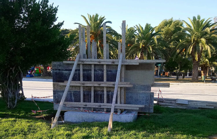 Στιγμιότυπο από τις εργασίες τοποθέτησης του μνημείου στην πλατεία της Νέας Περάμου Καβάλας (φωτ.: Facebook / Γιάννης Κανίογλου)
