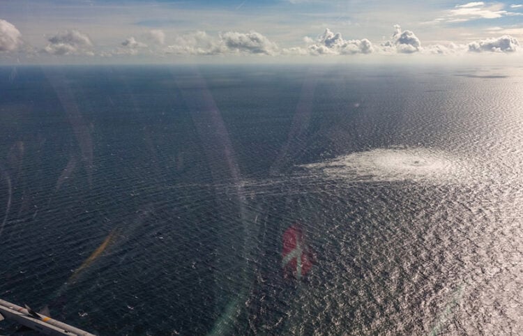Φωτογραφία που τραβήχτηκε από F-16 της Δανίας δείχνει τις τεράστιες φυσαλίδες από τη διαρροή του Nord Stream στη Βαλτική (φωτ.: Danish Defence Command)