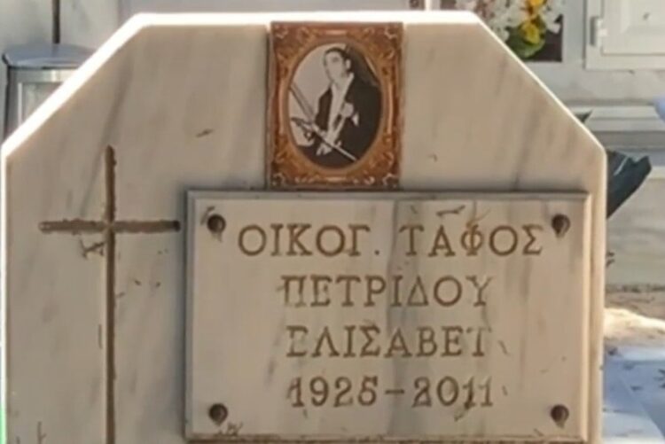 Η επιτύμβια στήλη στον οικογενειακό τάφο της μητέρας του Σάββα Πετρίδη